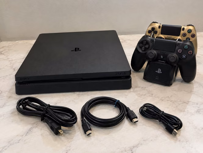 PS4 Slim Usado Con 2 Controles Originales, Cargador Externo y 8 Juegos Digitales - Imagen 1