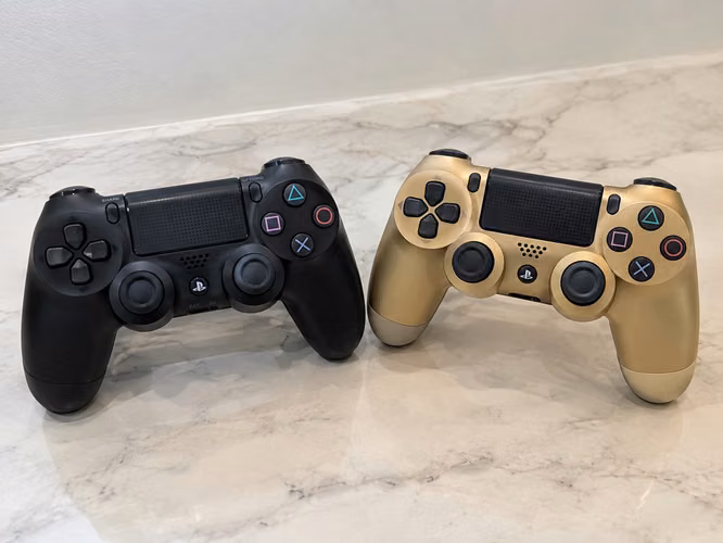 PS4 Slim Usado Con 2 Controles Originales, Cargador Externo y 8 Juegos Digitales - Imagen 2