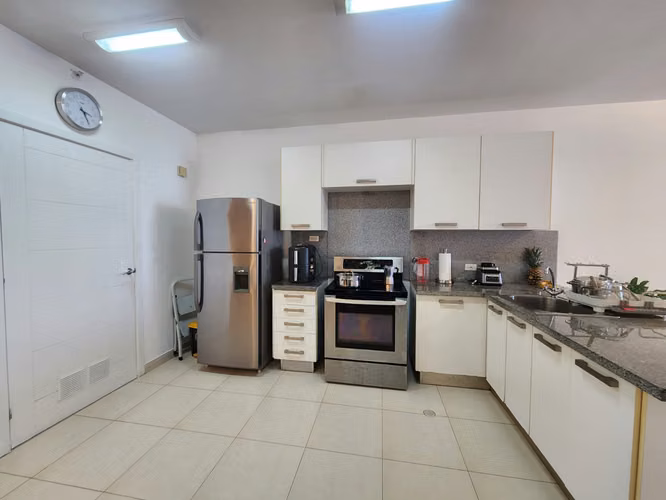  APARTAMENTO AMOBLADO EN EN VENTA en la Av. Balboa - PH White (Vista al Mar)