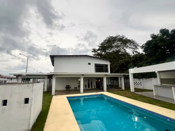 HERMOSA CASA EN GORGONA MALIBU - TOTALMENTE EQUIPADA