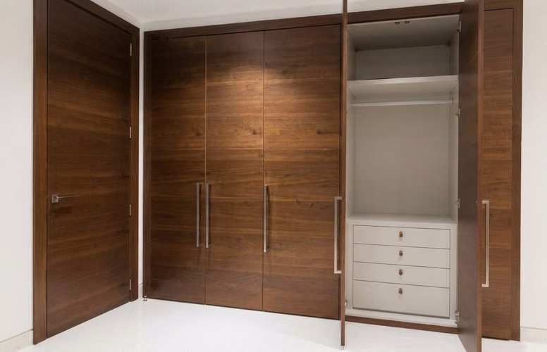 SANTA MARÍA | 215 M² | 3 RECÁMARAS | DEN | 2 PARKINGS | $680K