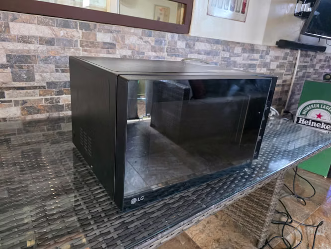 Microondas LG . Enciende no calienta. Se vende para repuestos - Imagen 5