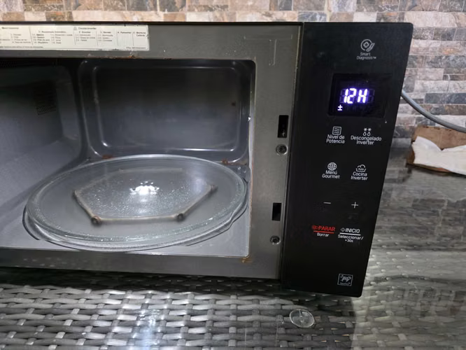 Microondas LG . Enciende no calienta. Se vende para repuestos - Imagen 7
