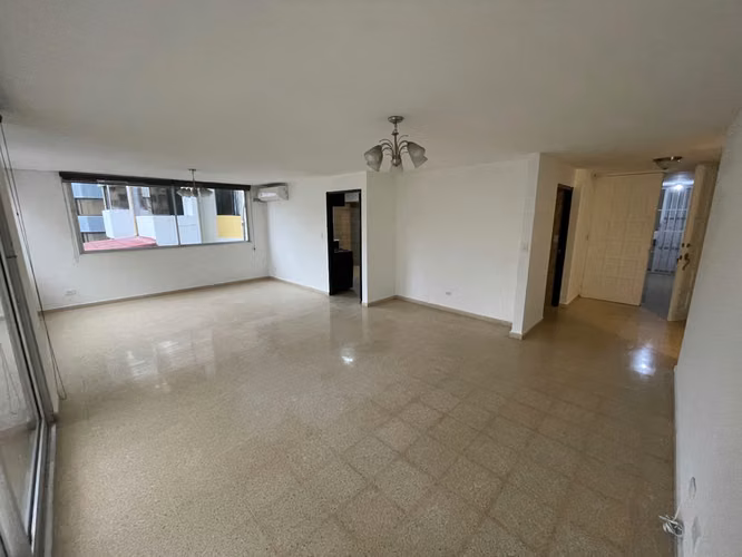 Espacioso Apartamento con Balcón a la venta en Paitilla, Ph La Joya 