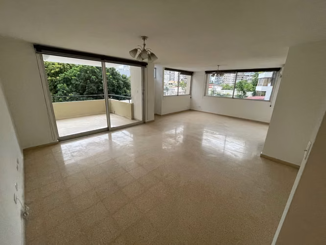 Espacioso Apartamento con Balcón a la venta en Paitilla, Ph La Joya 