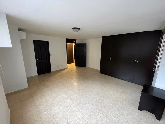 Espacioso Apartamento con Balcón a la venta en Paitilla, Ph La Joya 