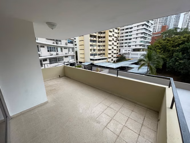 Espacioso Apartamento con Balcón a la venta en Paitilla, Ph La Joya 