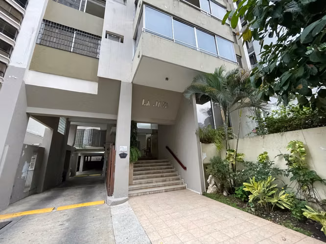 Espacioso Apartamento con Balcón a la venta en Paitilla, Ph La Joya 