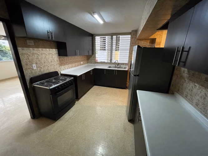 Espacioso Apartamento con Balcón a la venta en Paitilla, Ph La Joya 