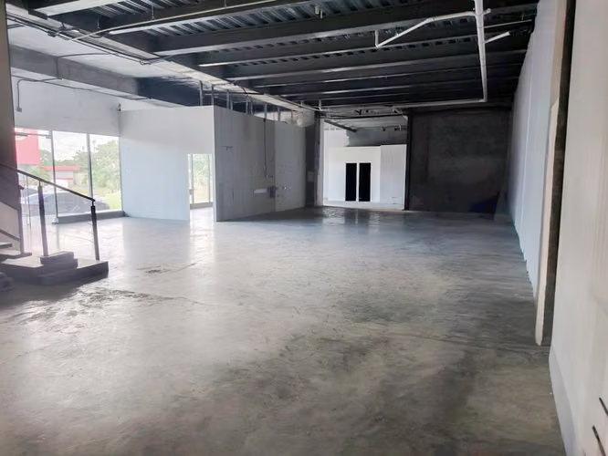 GALERA EN ZONA UNO - CERCA DEL AEROPUERTO - ACABADOS EN  OFICINAS