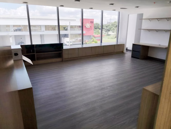 GALERA EN ZONA UNO - CERCA DEL AEROPUERTO - ACABADOS EN  OFICINAS