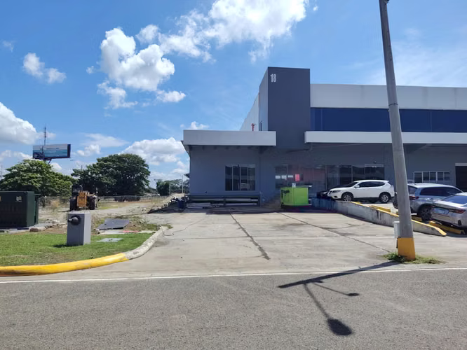 GALERA EN ZONA UNO - CERCA DEL AEROPUERTO - ACABADOS EN  OFICINAS