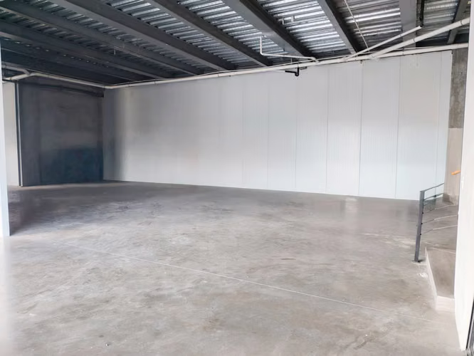 GALERA EN ZONA UNO - CERCA DEL AEROPUERTO - ACABADOS EN  OFICINAS