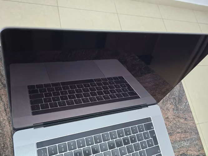 MacBook Pro 15" 2018 Core i9 · 32 GB RAM · 2 TB SSD (batería a cambiar) - Imagen 9