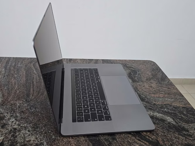MacBook Pro 15" 2018 Core i9 · 32 GB RAM · 2 TB SSD (batería a cambiar) - Imagen 2