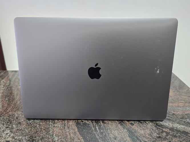 MacBook Pro 15" 2018 Core i9 · 32 GB RAM · 2 TB SSD (batería a cambiar) - Imagen 3