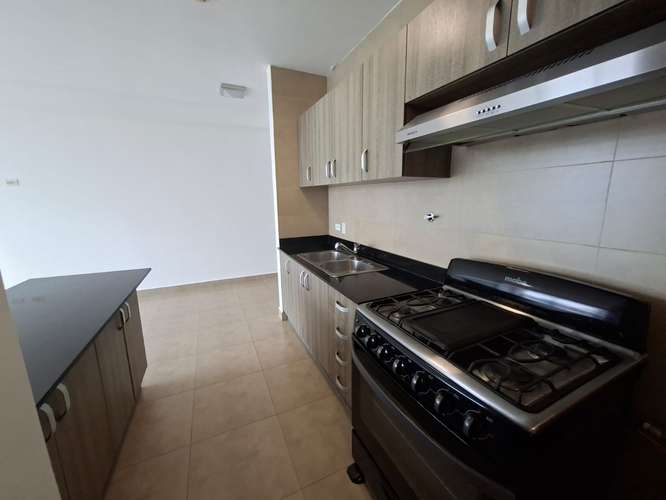 273234. Se alquila apartamento linea blanca, 2 recámaras, 2 baños, 97m, balcón con buena vista