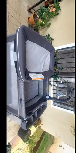 Vendo cuna play ,con todos sus accesorios ,cambiador,luces música,organizador de pañales y cremas,movil