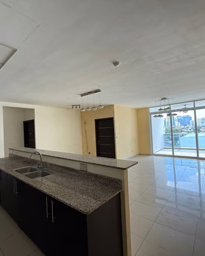 Apartamento en venta en San Francisco PH Premium Tower | 181m2 con cuarto y baño de empleada, walking closet y balcón