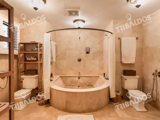 Venta de casa de 2 niveles en Altos del Golf