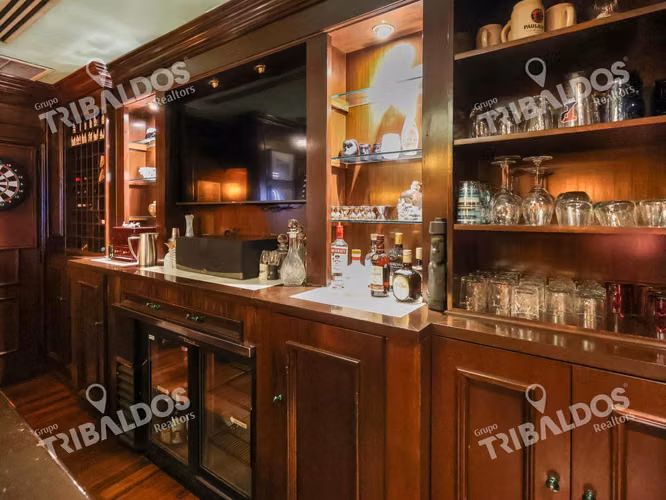 Venta de casa de 2 niveles en Altos del Golf