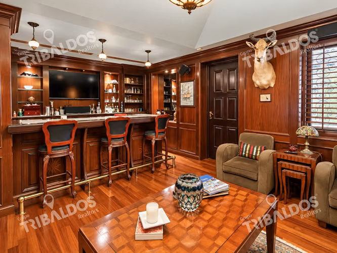 Venta de casa de 2 niveles en Altos del Golf