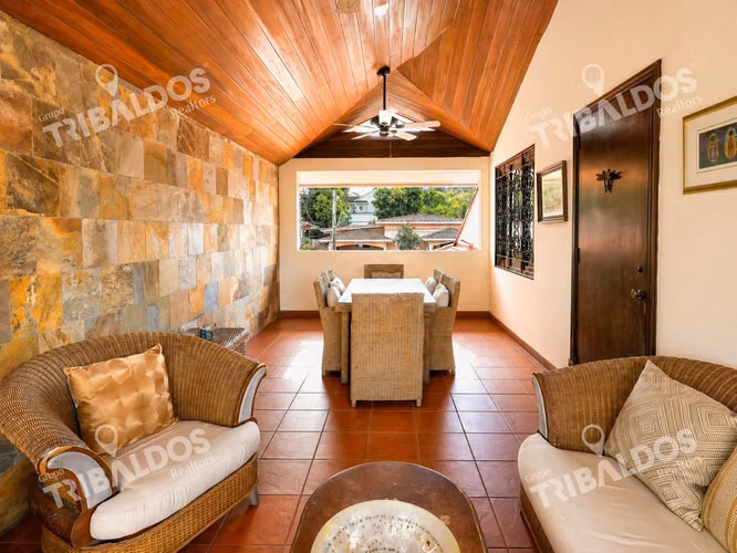 Venta de casa de 2 niveles en Altos del Golf