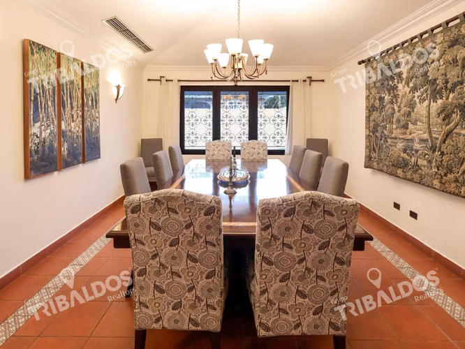 Venta de casa de 2 niveles en Altos del Golf