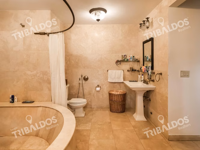 Venta de casa de 2 niveles en Altos del Golf