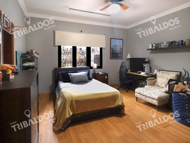 Venta de casa de 2 niveles en Altos del Golf