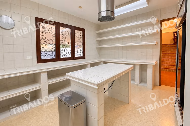 Venta de casa de 2 niveles en Altos del Golf