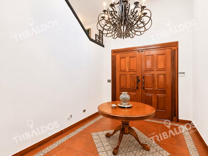 Venta de casa de 2 niveles en Altos del Golf