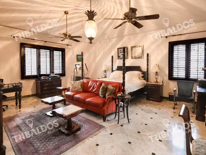 Venta de casa de 2 niveles en Altos del Golf
