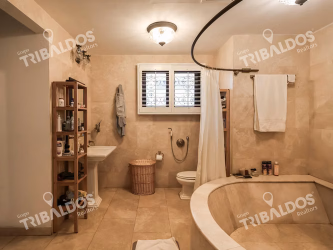 Venta de casa de 2 niveles en Altos del Golf