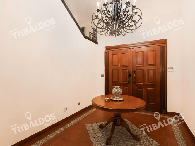 Venta de casa de 2 niveles en Altos del Golf