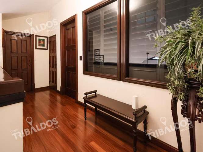 Venta de casa de 2 niveles en Altos del Golf