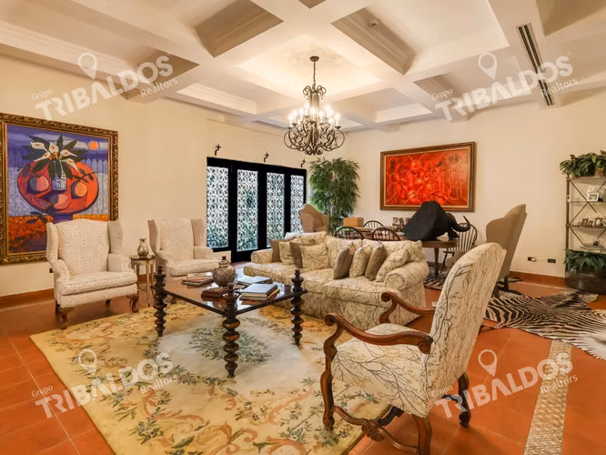 Venta de casa de 2 niveles en Altos del Golf