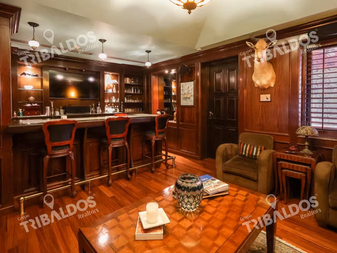 Venta de casa de 2 niveles en Altos del Golf