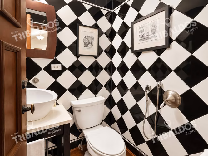 Venta de casa de 2 niveles en Altos del Golf