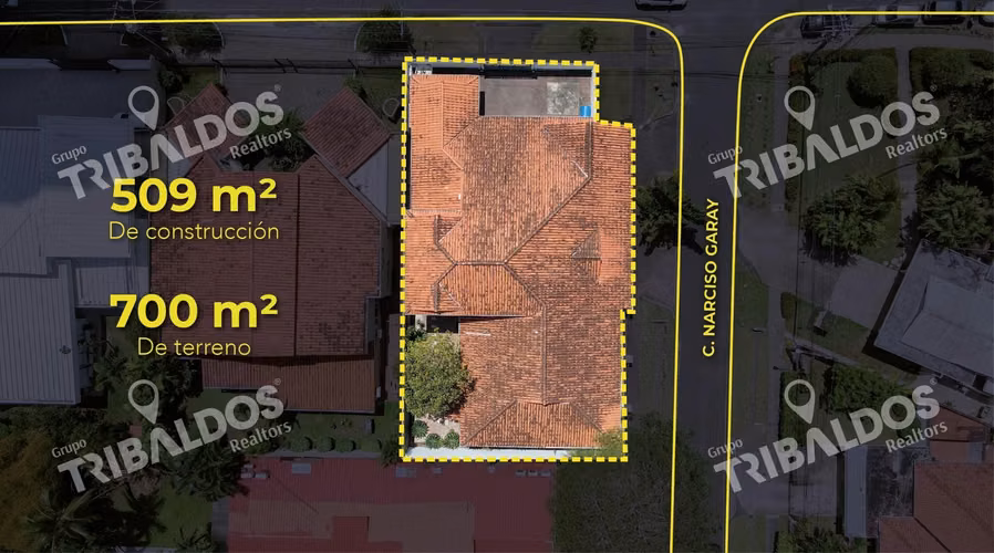 Venta de casa de 2 niveles en Altos del Golf