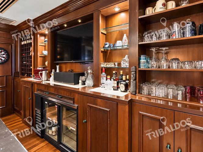 Venta de casa de 2 niveles en Altos del Golf