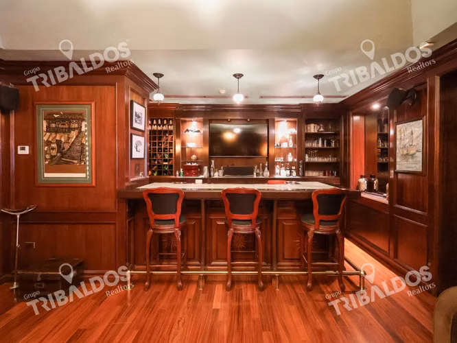 Venta de casa de 2 niveles en Altos del Golf