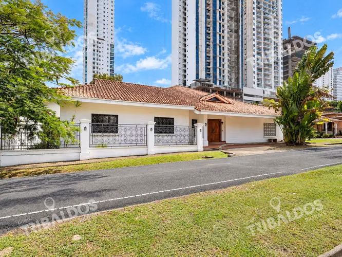 Two-level house for sale in Altos del Golf