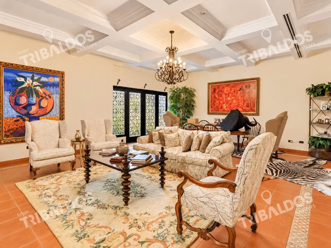 Venta de casa de 2 niveles en Altos del Golf