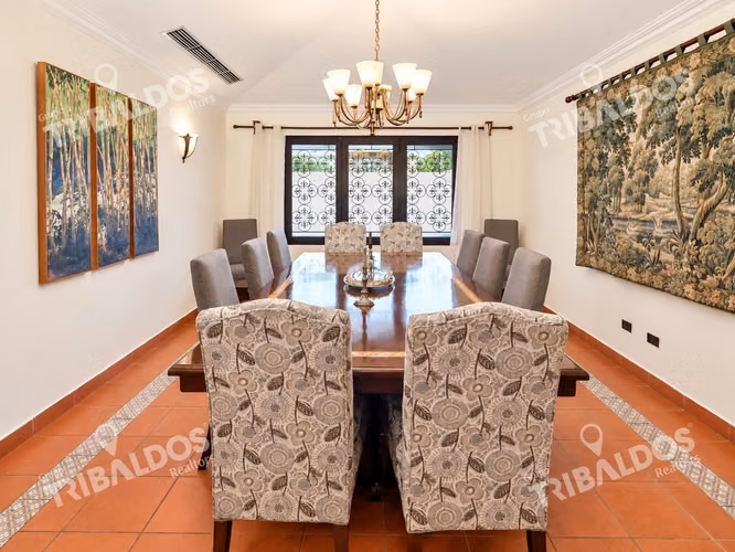 Venta de casa de 2 niveles en Altos del Golf