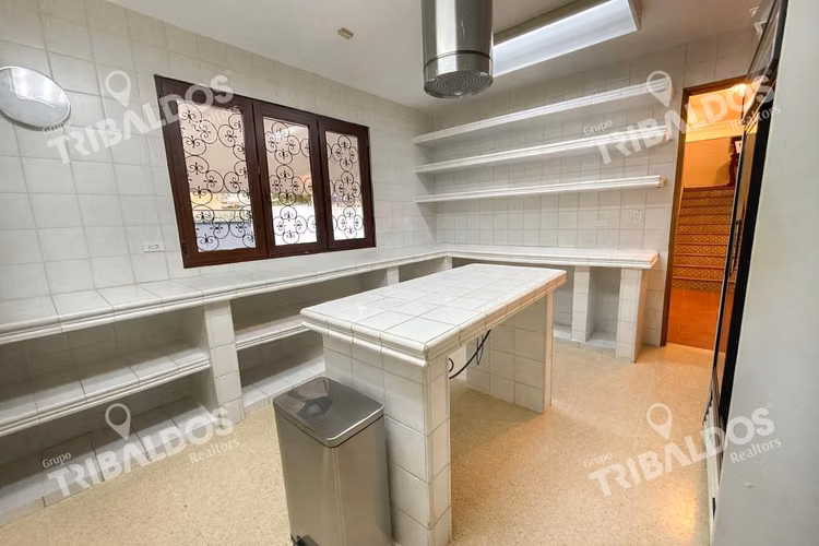 Venta de casa de 2 niveles en Altos del Golf
