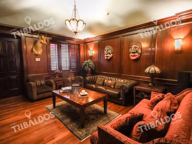 Venta de casa de 2 niveles en Altos del Golf