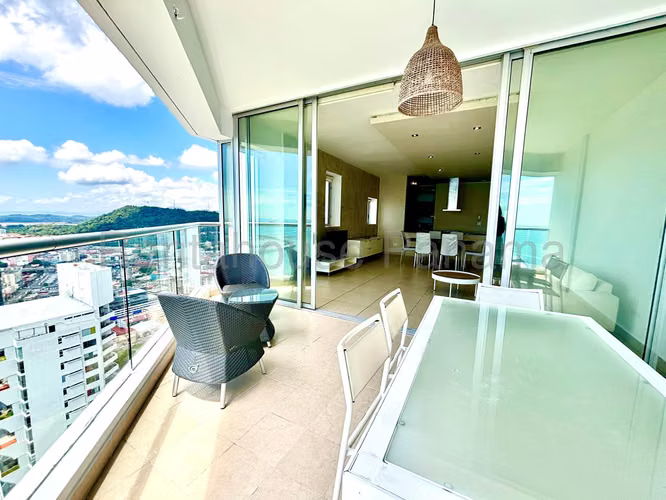 Alquiler de Apartamento Amoblado en Avenida Balboa Ph Rivage EC