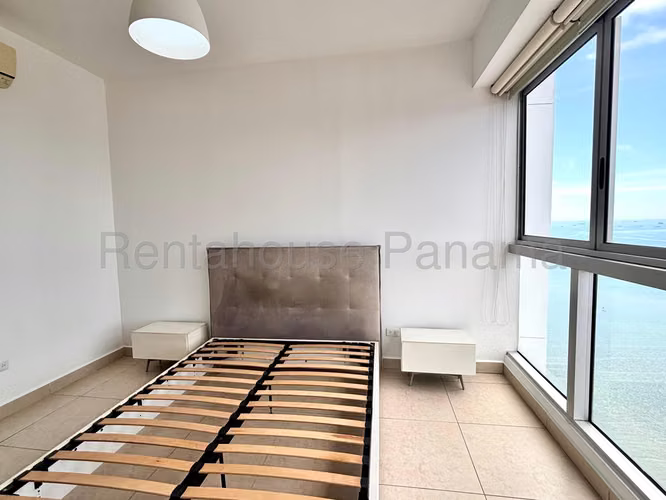 Alquiler de Apartamento Amoblado en Avenida Balboa Ph Rivage EC