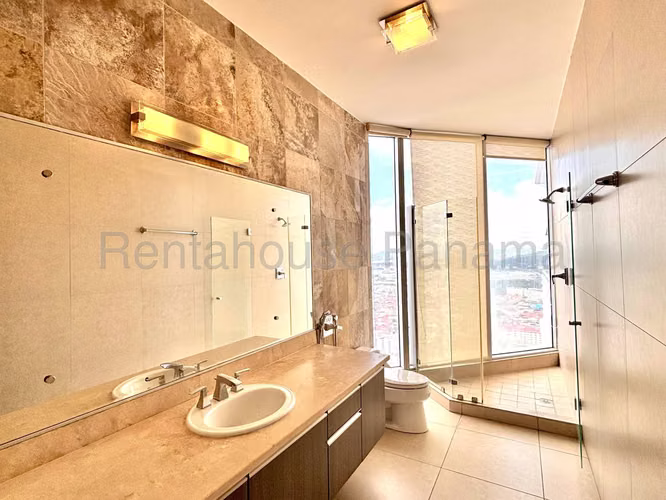 Alquiler de Apartamento Amoblado en Avenida Balboa Ph Rivage EC